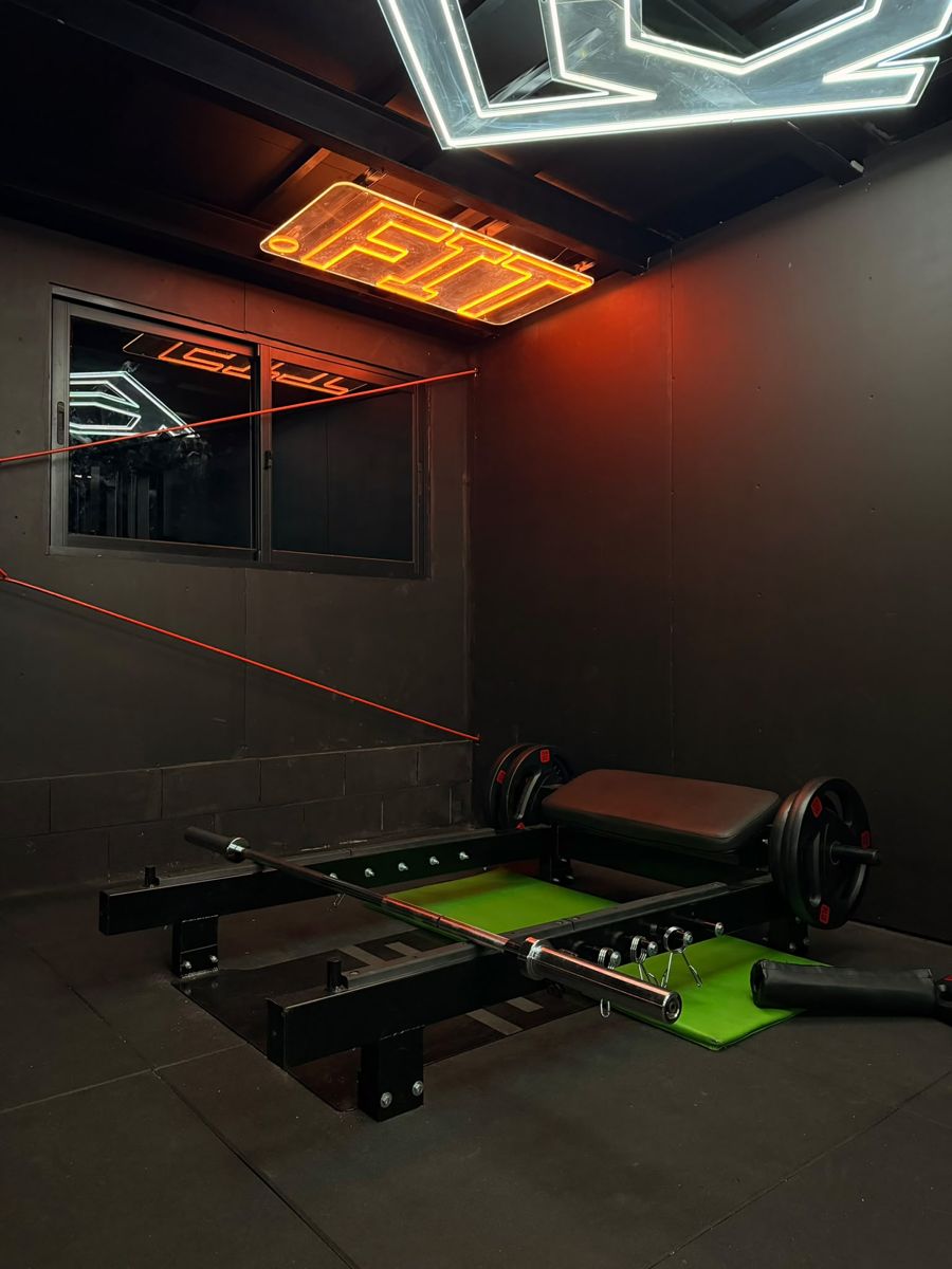 Zona de hip thrust bajo el neón .FIT