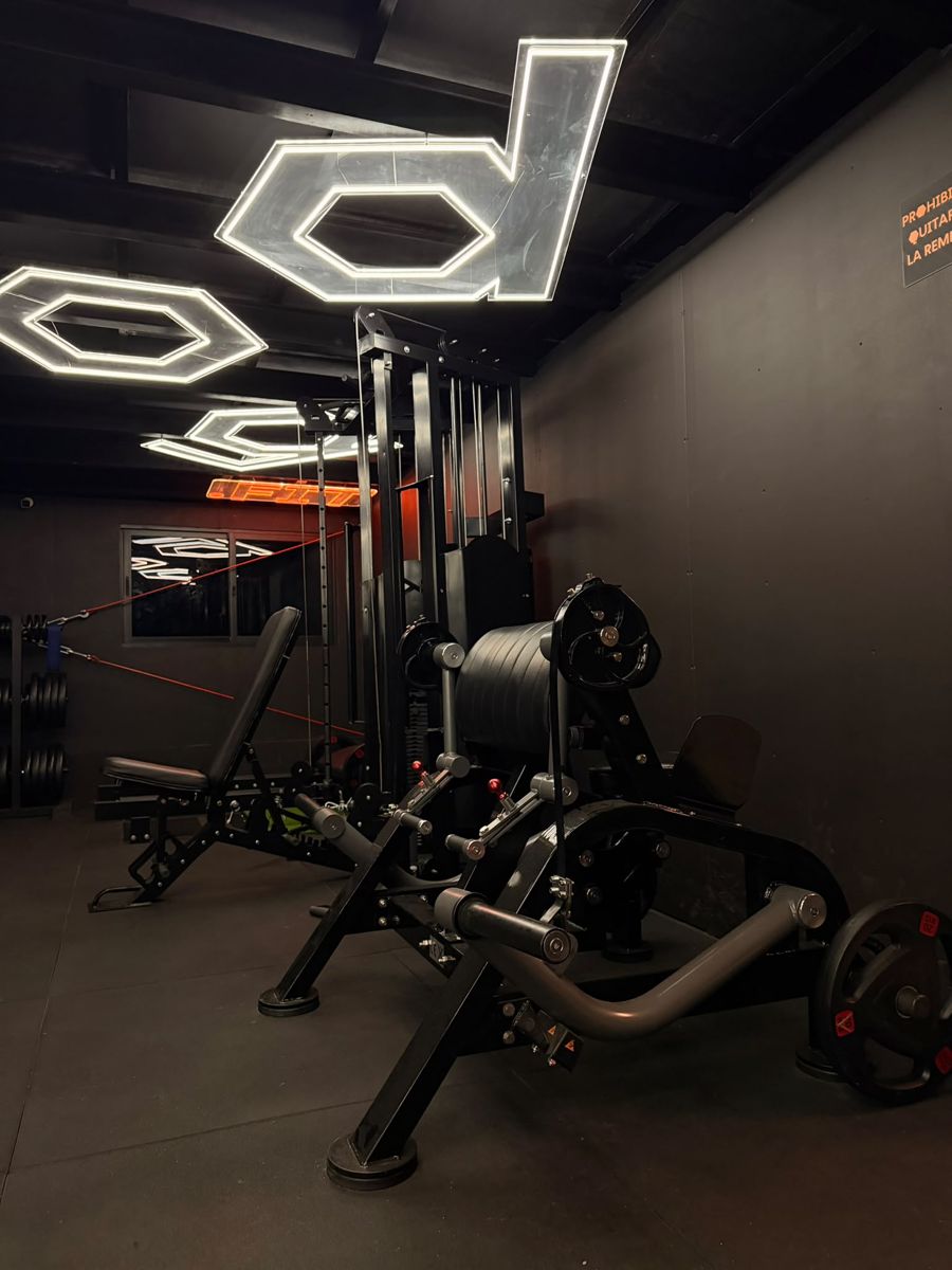 Zona de musculación bajo las luces de neón hexagonales